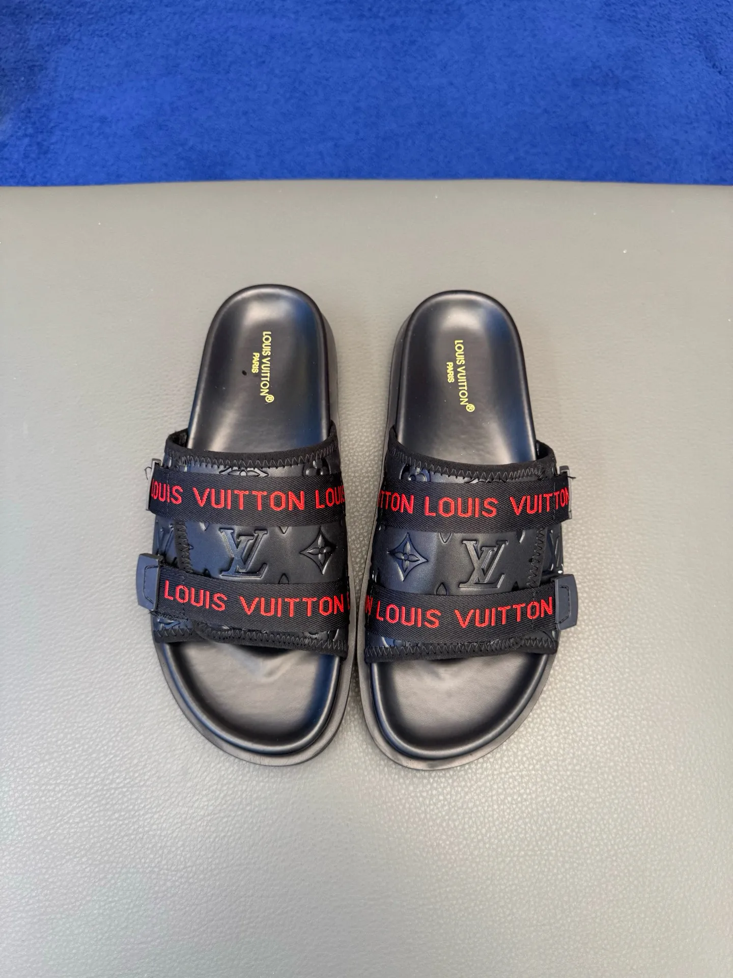 [L Home] P: 340💰Size: 38-45 Top purchasing lv men's summer slippers, classic presbyopia with soft real leather lining, unique color splicing effect, distinctive personality, fashionable and trendy essential style, light and comfortable. Lightweight and tough rubber insole, micro ridged foam outsole, super comfortable!
